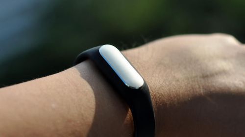 Xiaomi Mi Band na ręku